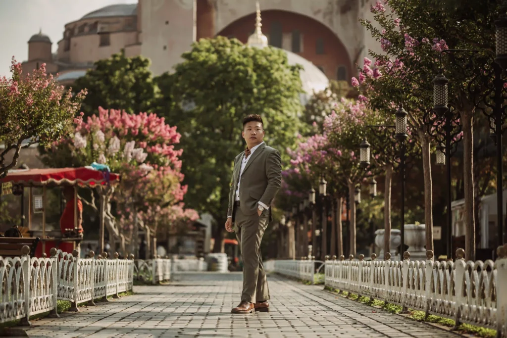 tourist-in-suit-posing-in-garden-between-hagia-sophia-and-blue-mosque-istanbul